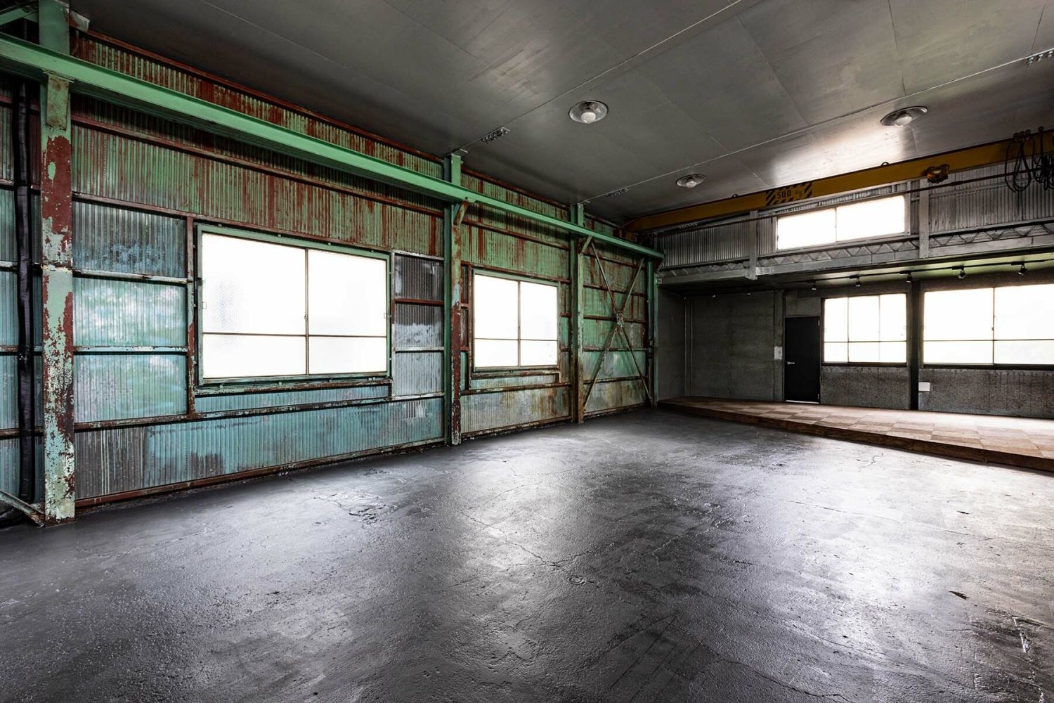 表情のある壁とコンクリート床