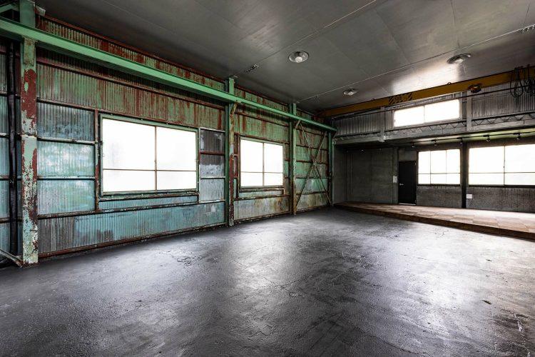 表情のある壁とコンクリート床