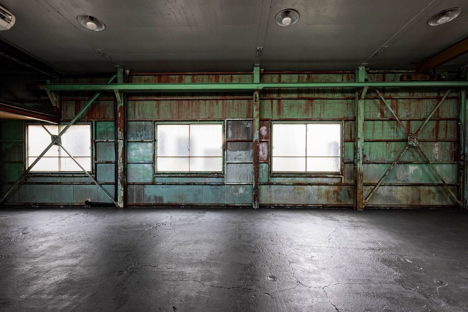 朽ちさびれた風合いの壁