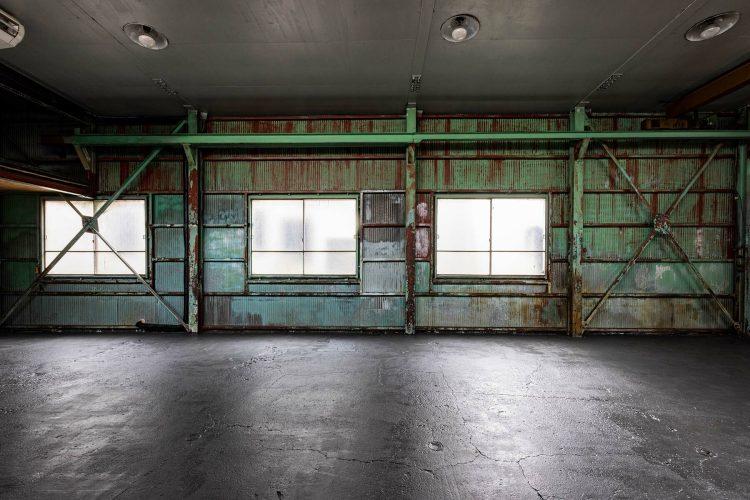 朽ちさびれた風合いの壁