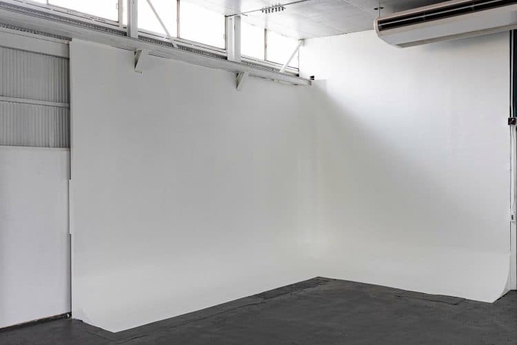 アールの白壁