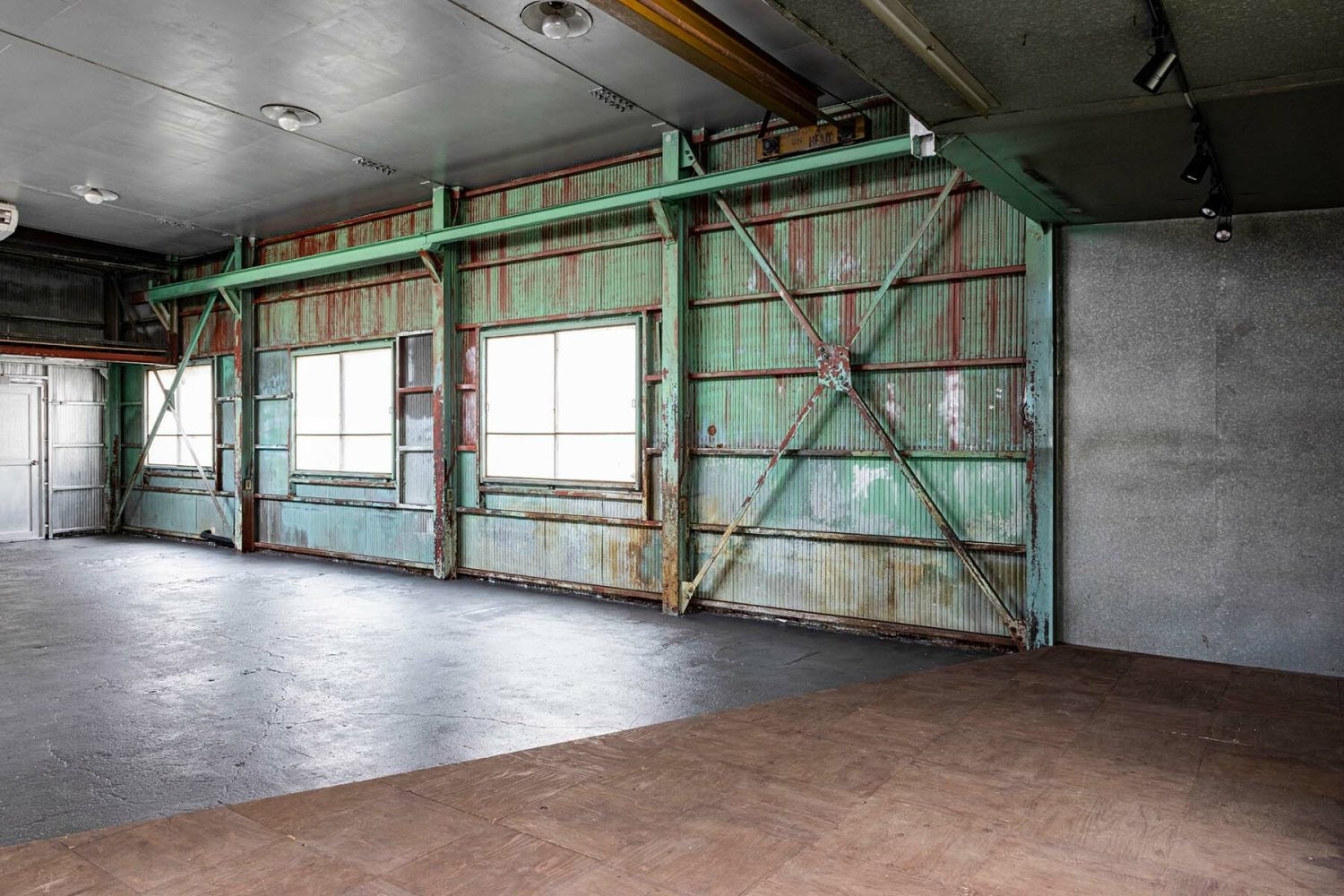 コンクリート床とパッチワーク床