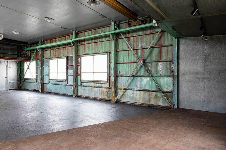 コンクリート床とパッチワーク床