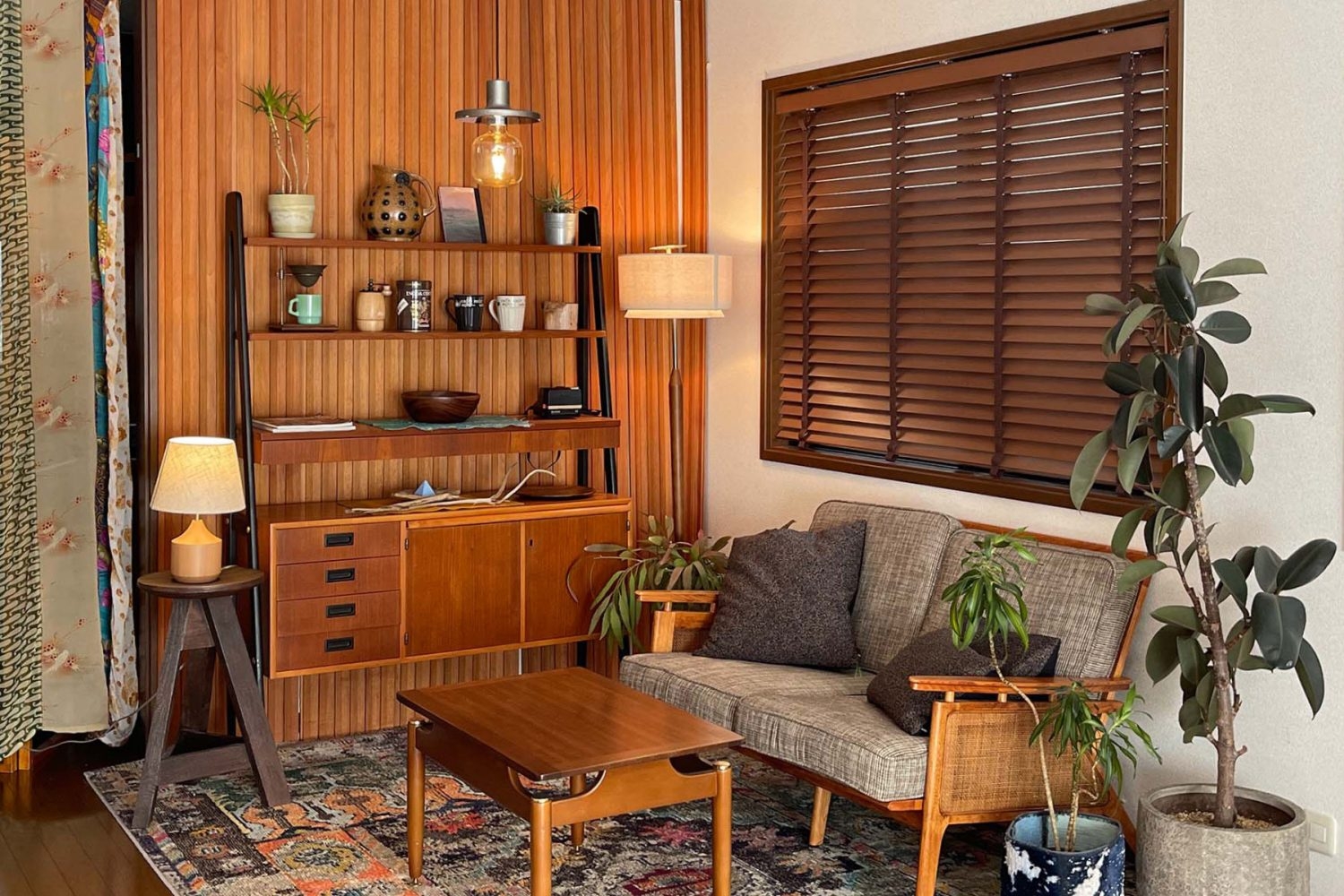 1F リビング クラシックなウッドパネル