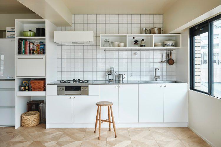 プロップが映える白いキッチン