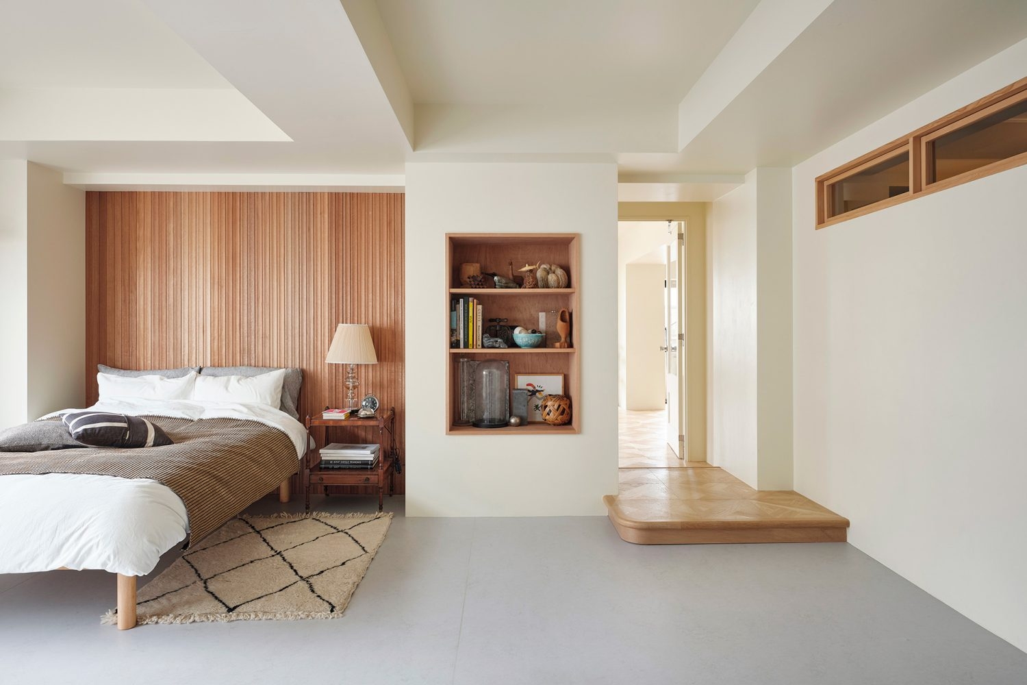 飾り棚や室内窓のある空間