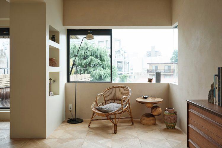 自然光が差し込むL字の窓