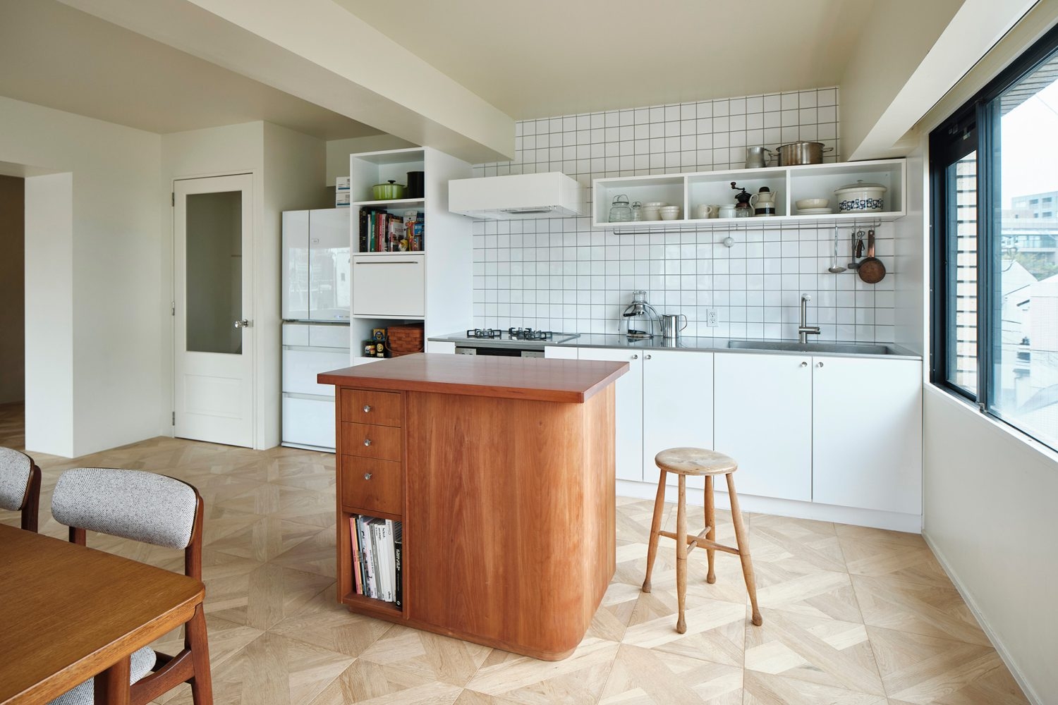 曲面が特徴的なカウンター(可動式)