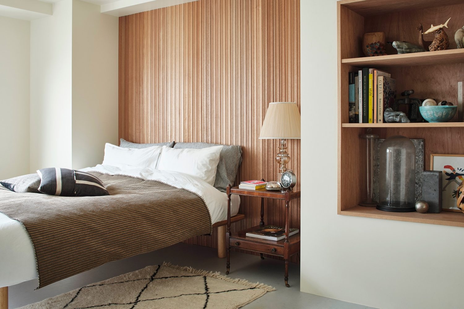 立体的なウォールパネルの寝室