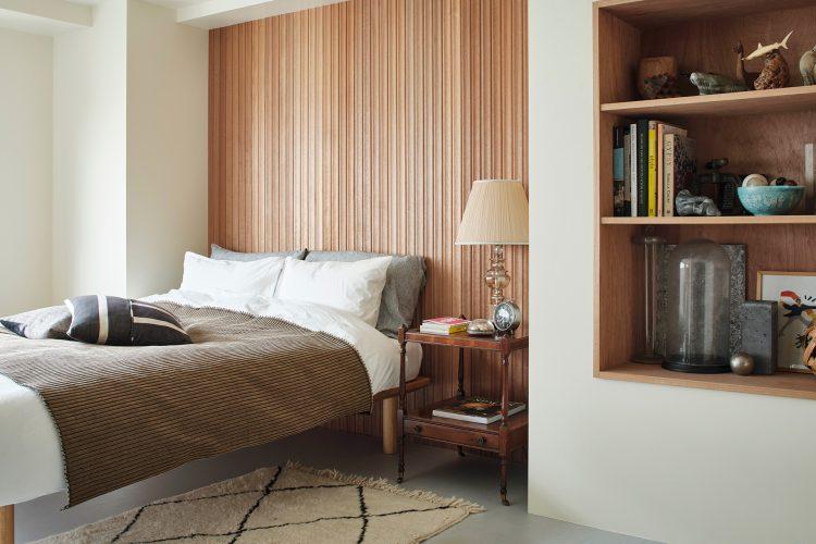 立体的なウォールパネルの寝室