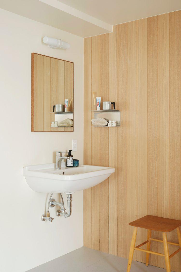 北欧感のある白木を使った洗面エリア
