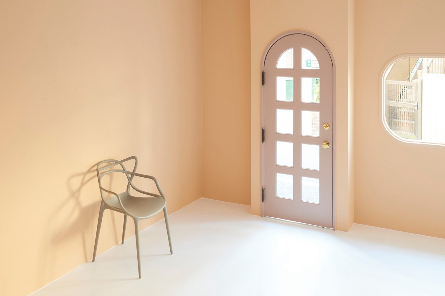 カルテルのマスターズチェアとアーチドア