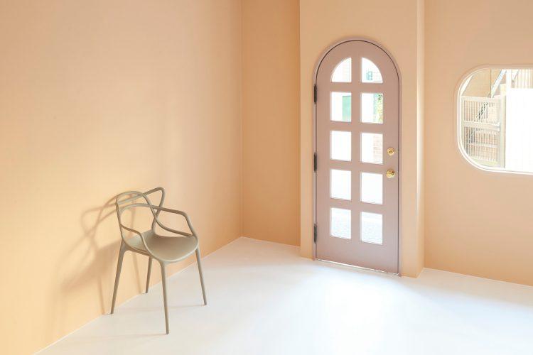 カルテルのマスターズチェアとアーチドア