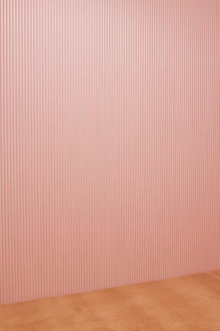 Cスペース北側の壁面はリブ状の凹凸あり