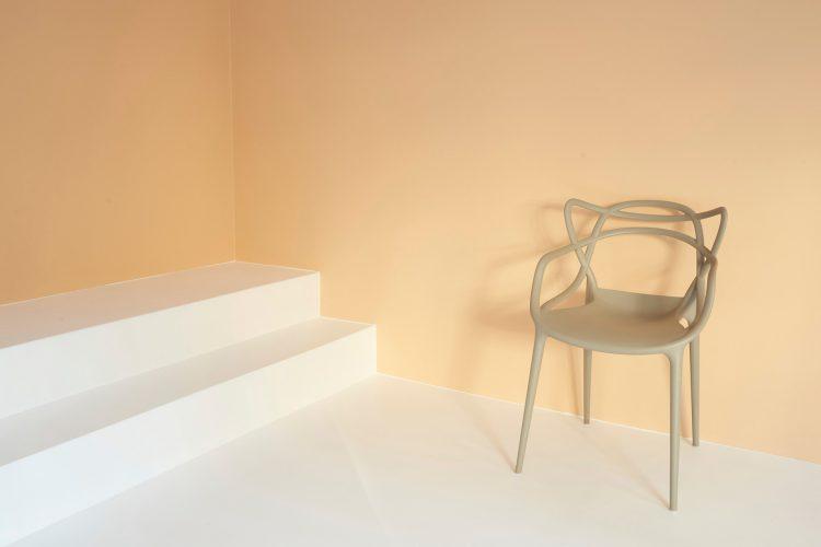 カルテルのマスターズチェアと白いステップ