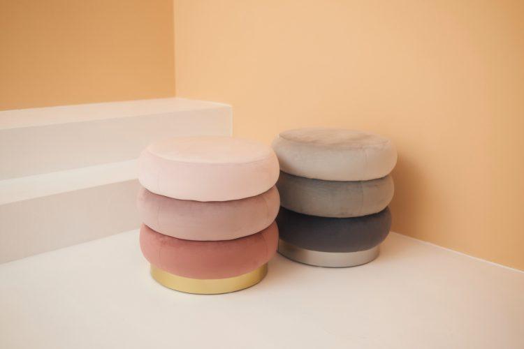 KAREのサンドウィッチスツール2色