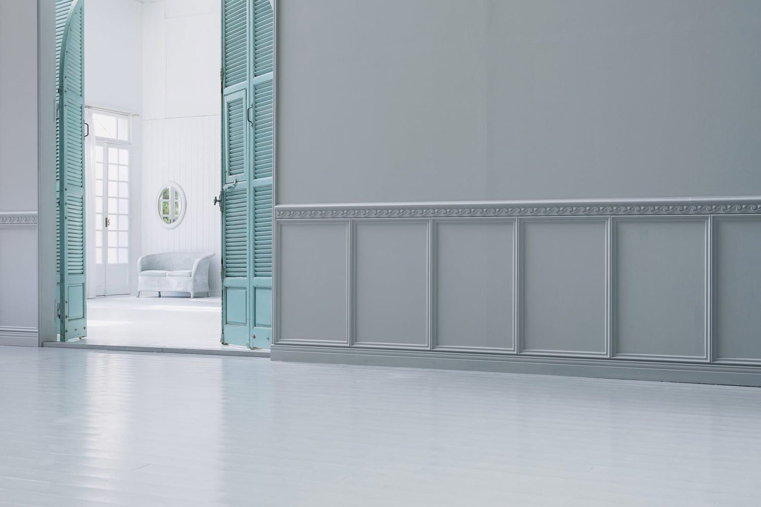 白い室内へ繋がる大きなドア