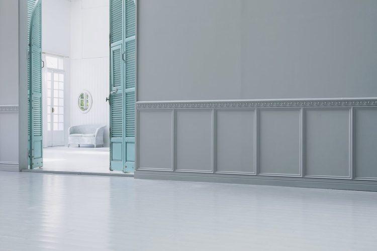 白い室内へ繋がる大きなドア