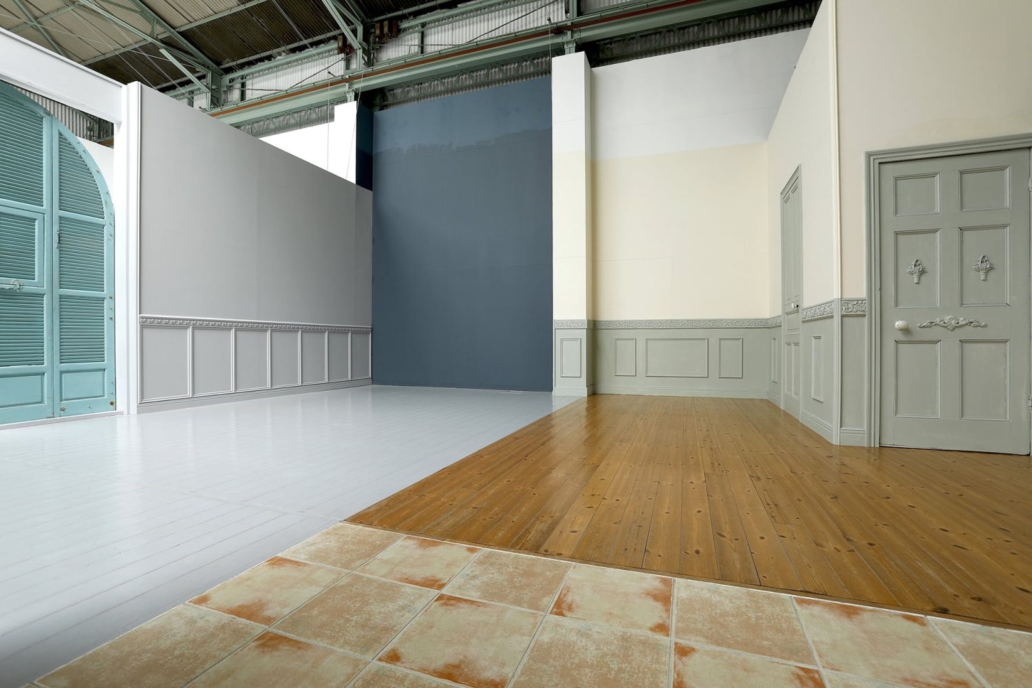 右側の腰壁はやわらかなグリーングレー