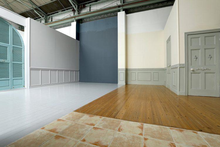 右側の腰壁はやわらかなグリーングレー