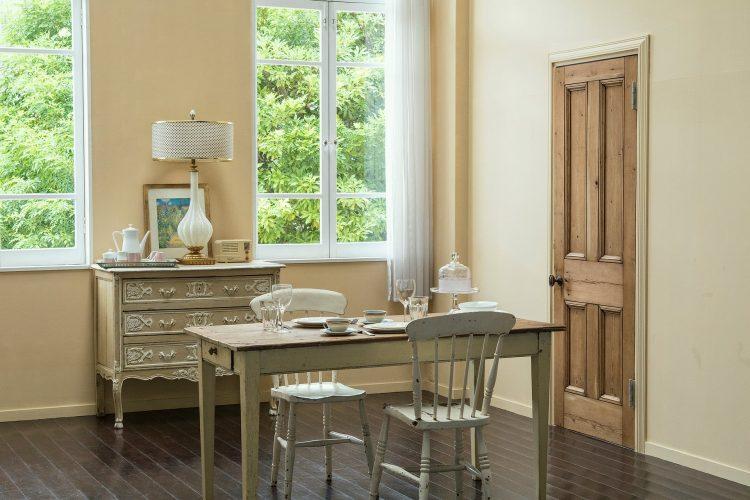 ダイニングルームにも / 外は常緑樹