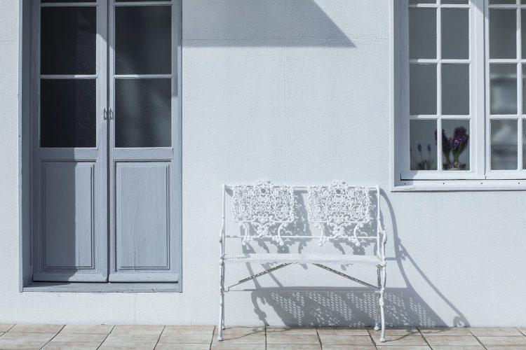 ベンチは屋内外使用可