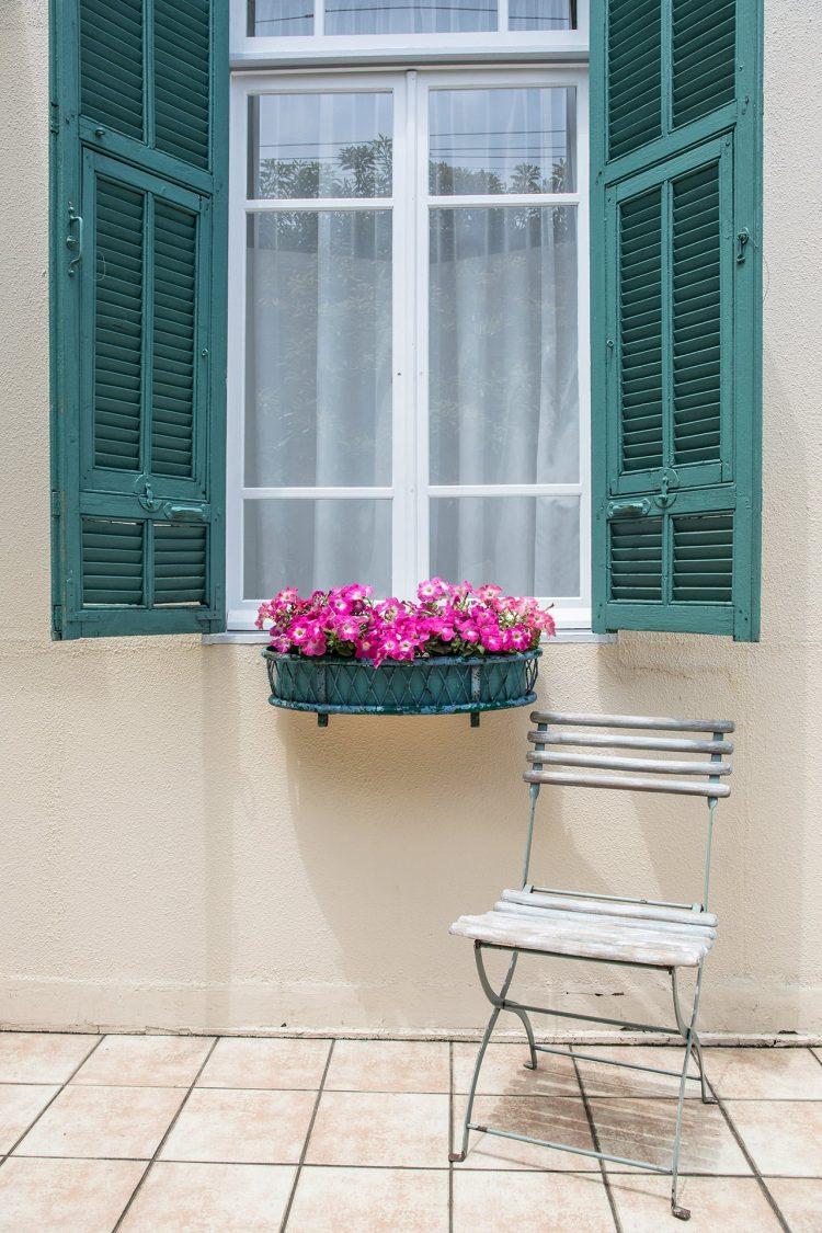 季節の花を飾れるプランター(取り付け可)