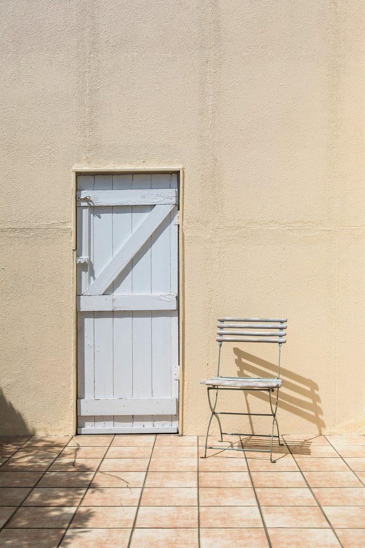 テラス奥の白いドア