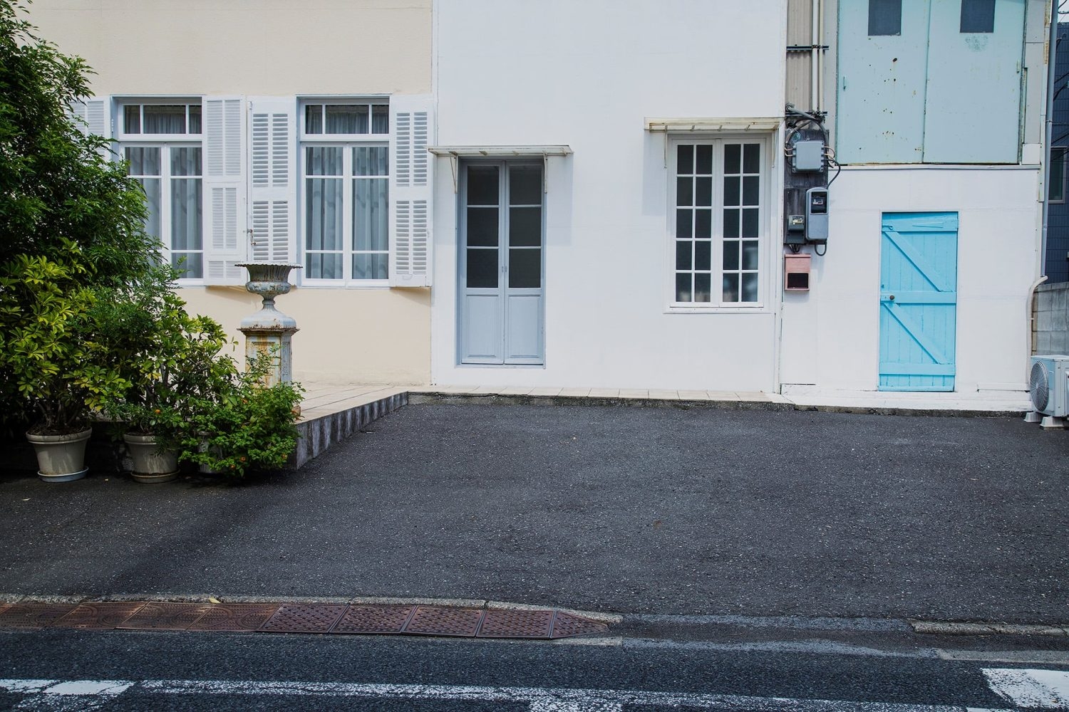 駐車場 車3台(マイクロバス含む)