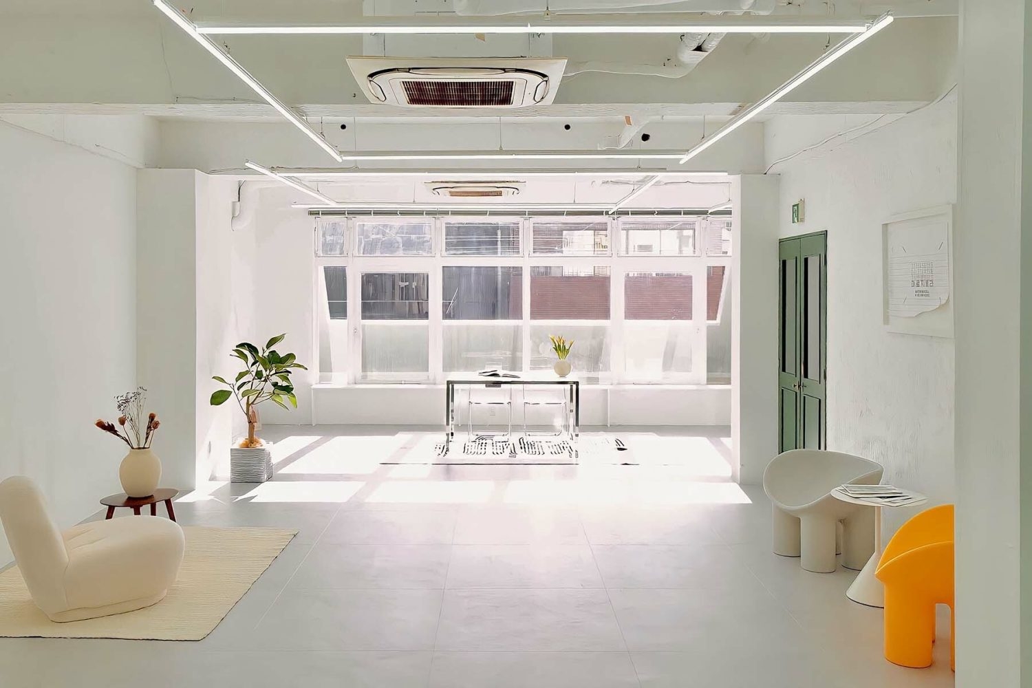 室内奥から窓側