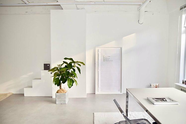 窓際左側の壁面