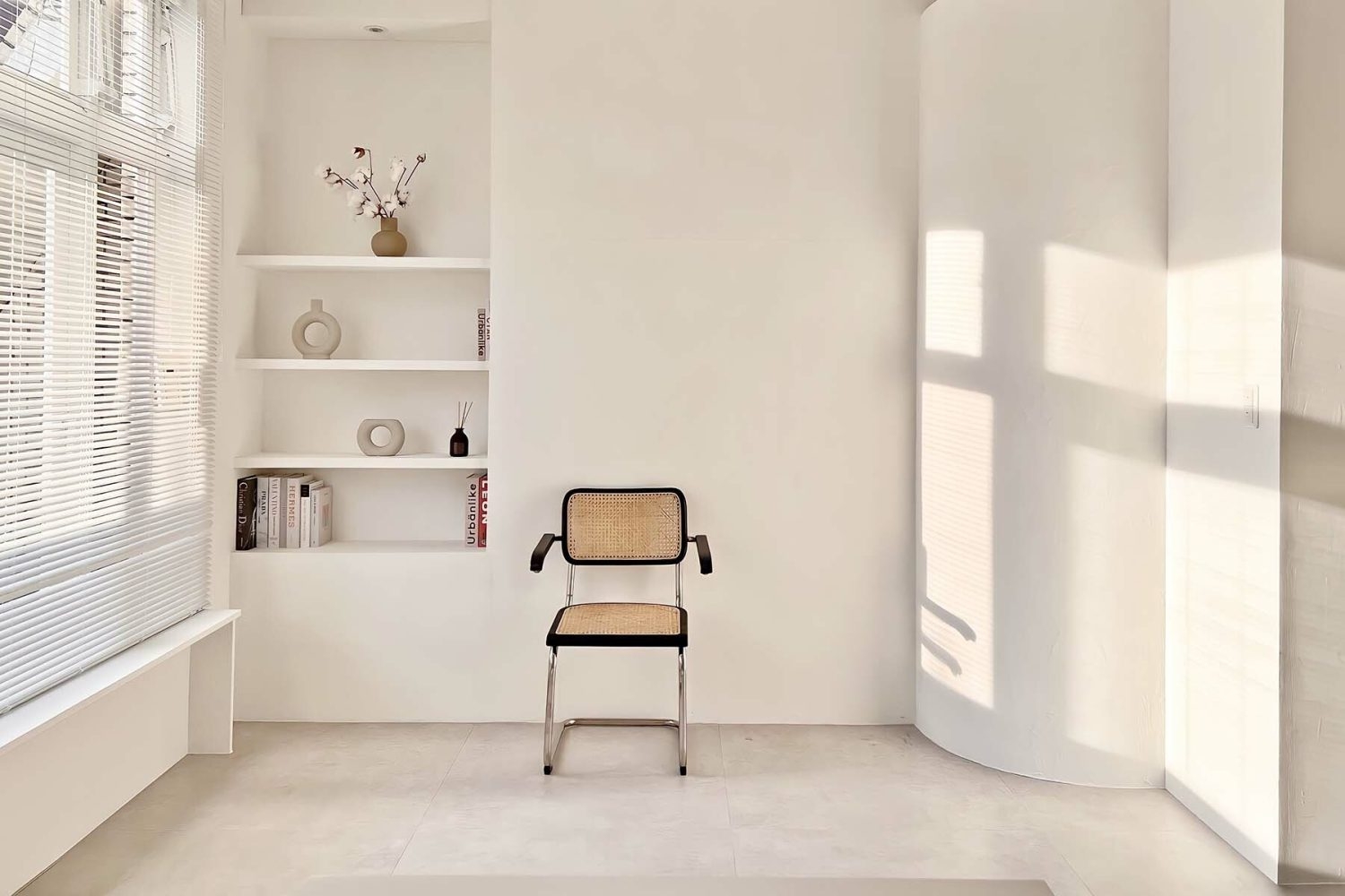 窓際右側の壁面