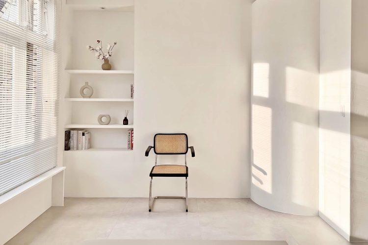 窓際右側の壁面