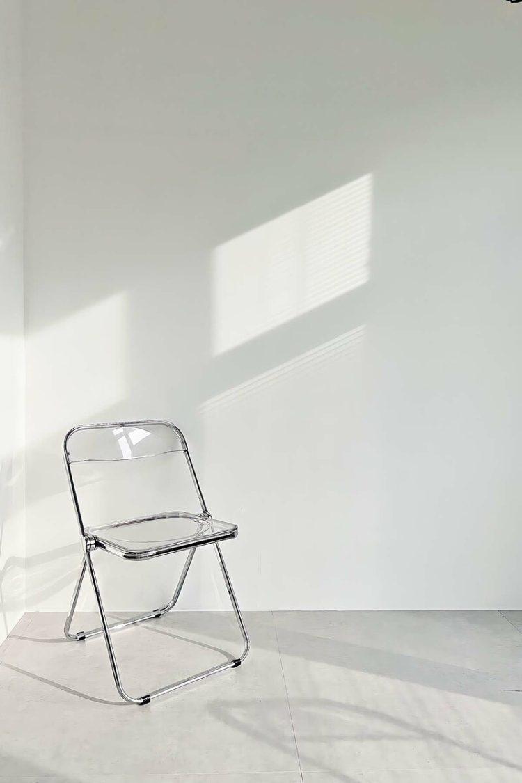 直射の入る白壁