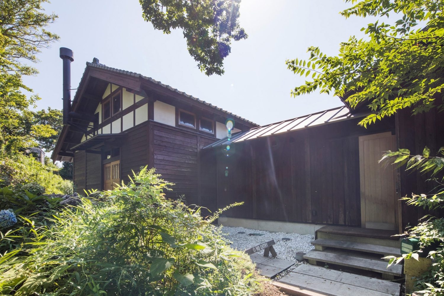 落ち着いた木の外観