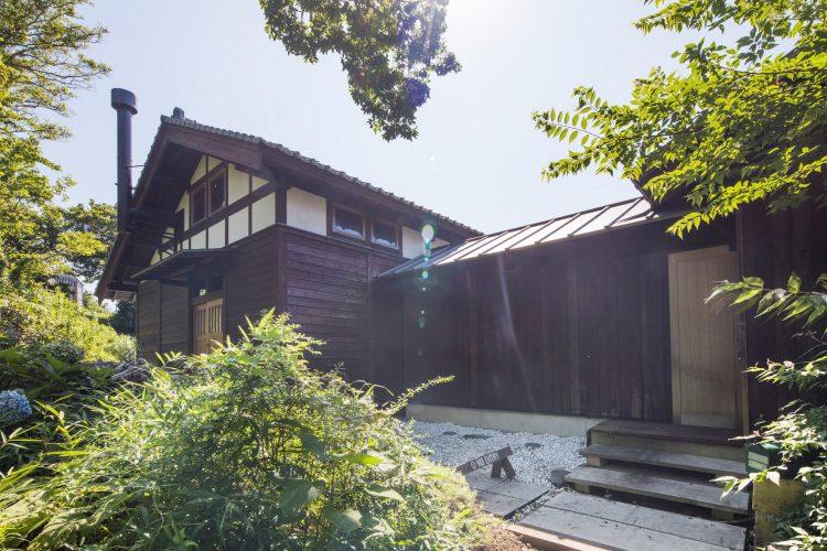 落ち着いた木の外観