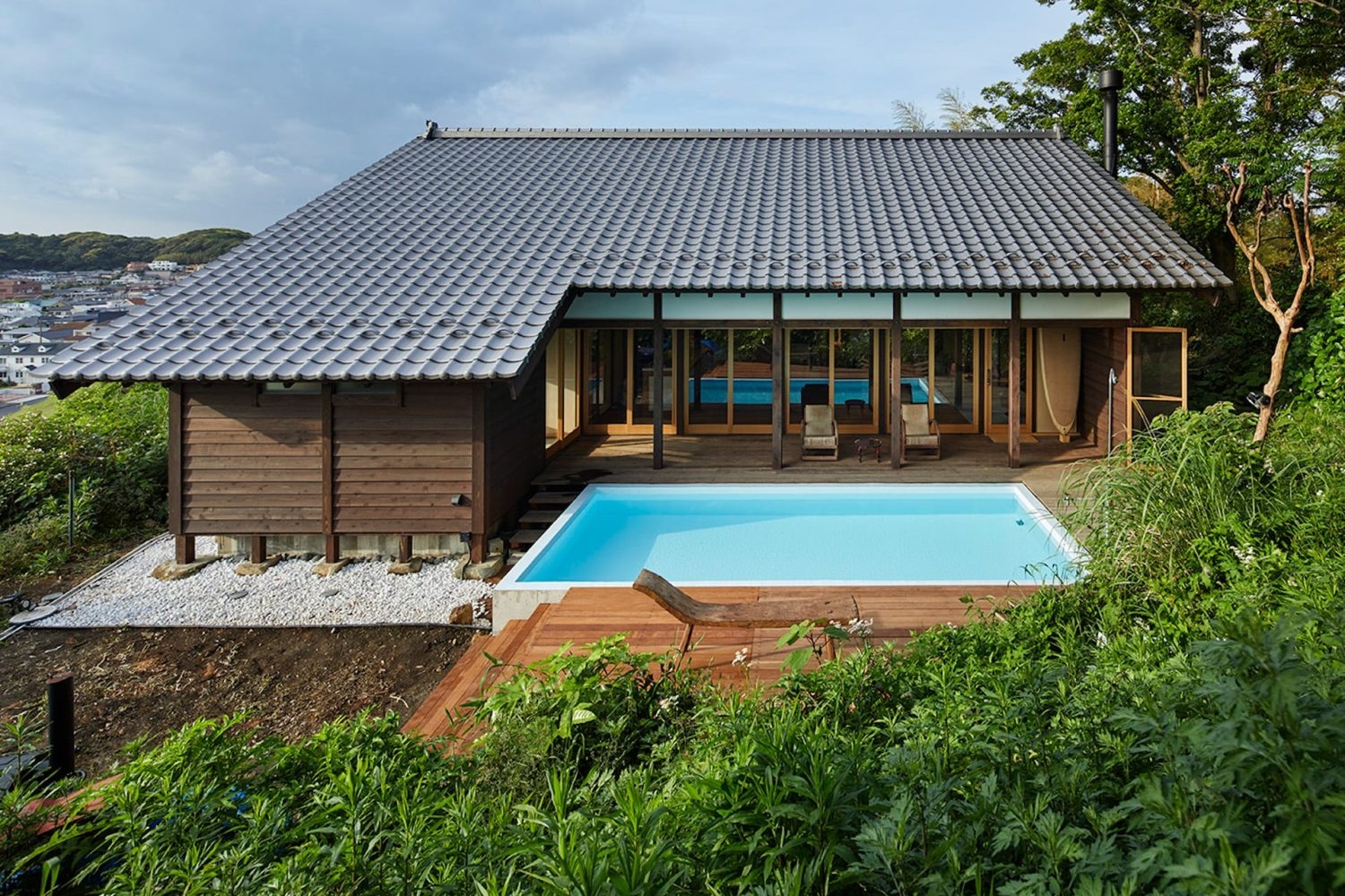 プールを囲む一軒家