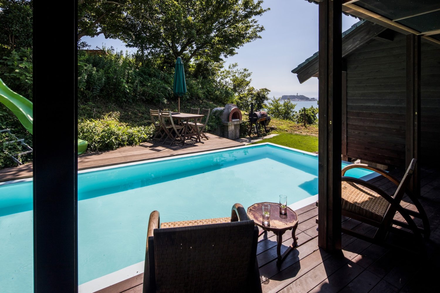 海を望むプールサイド