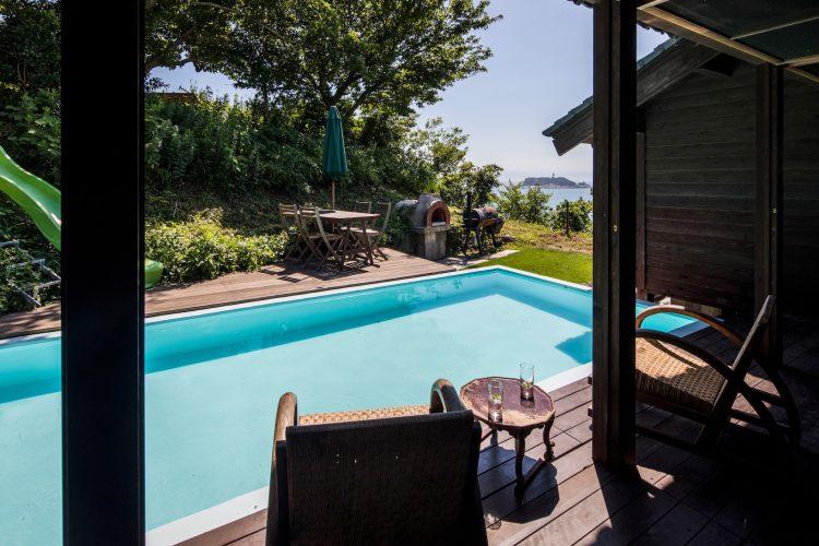 海を望むプールサイド