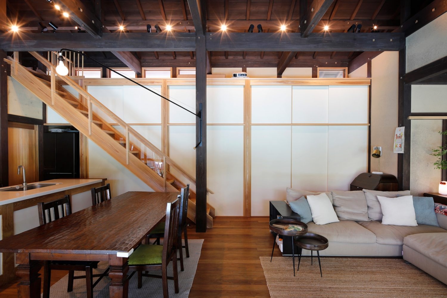 ロフトに続く秋田杉の階段