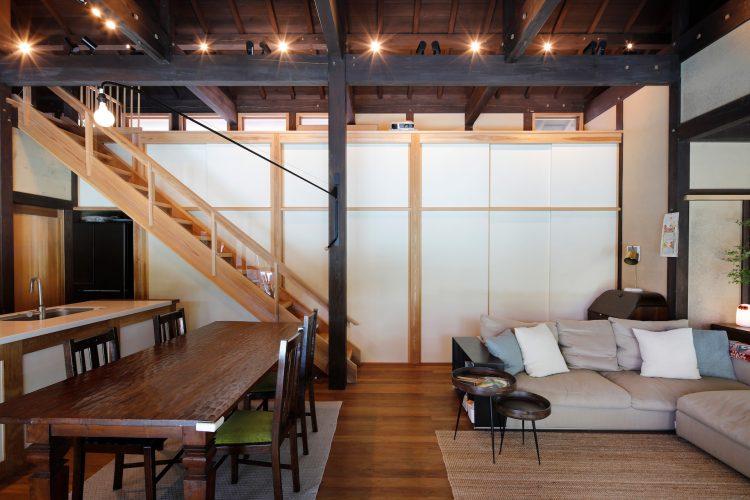 ロフトに続く秋田杉の階段