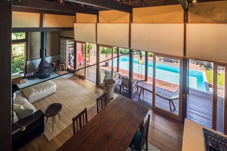 プールサイドに繋がるリビング