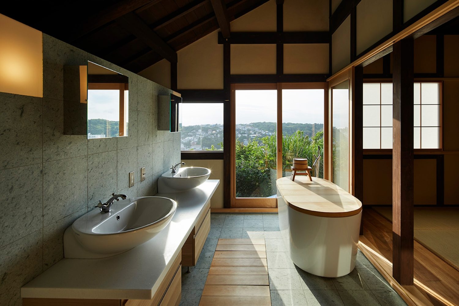 アイランド型のバスタブ