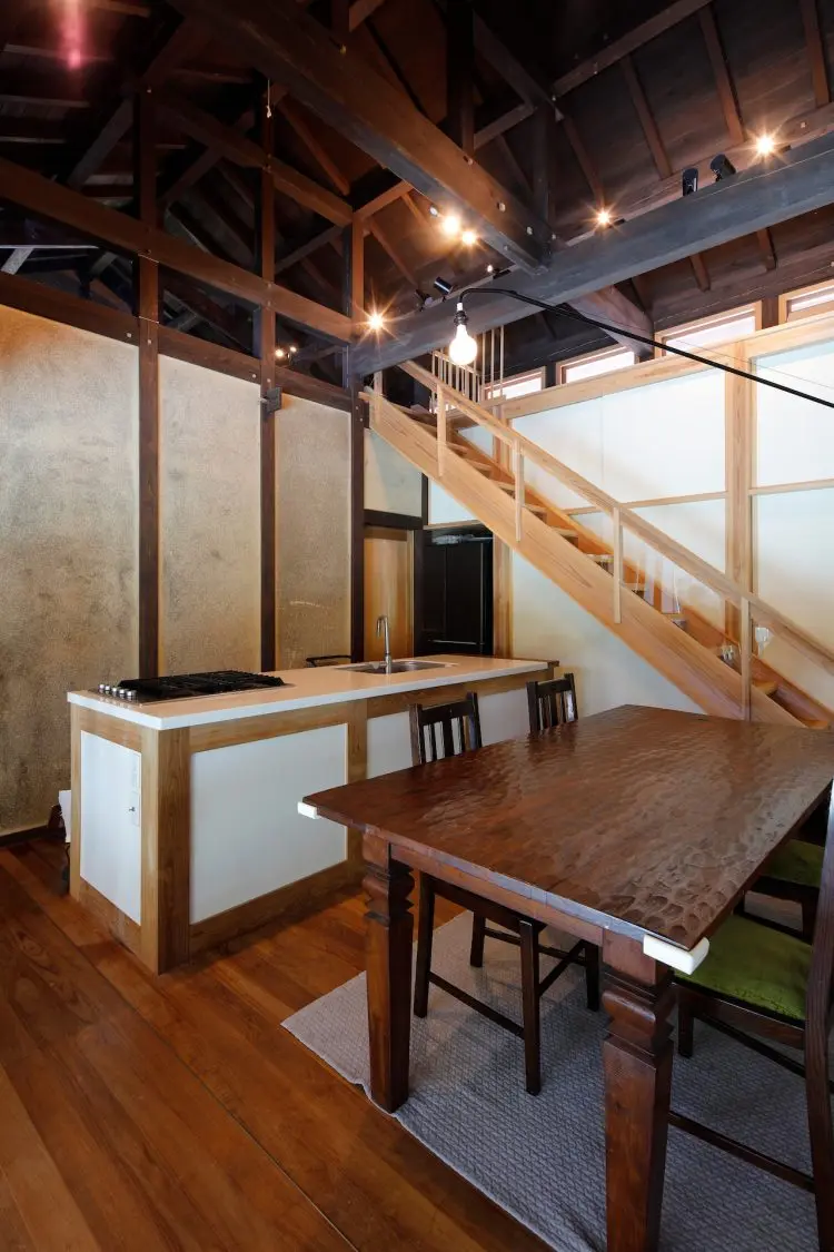 ダイニングテーブルとキッチン