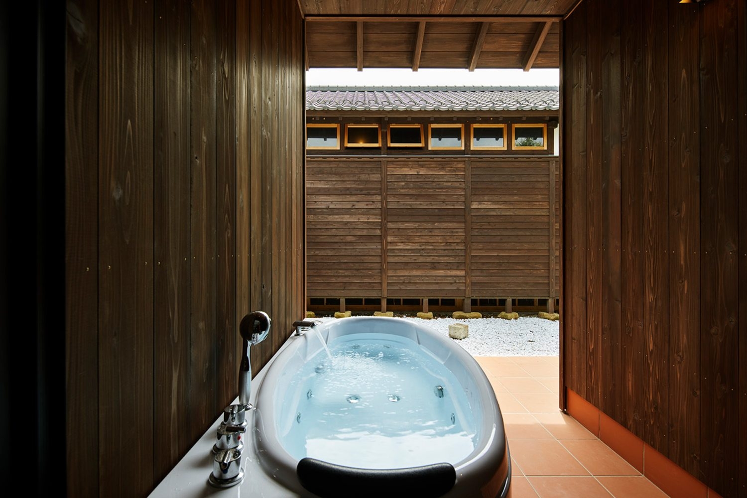 離れ 屋外ジャグジー