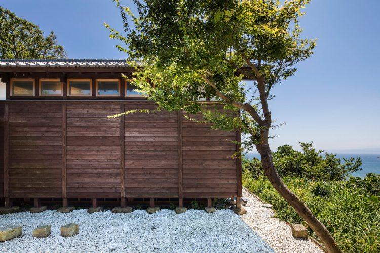 離れ側から母屋外壁