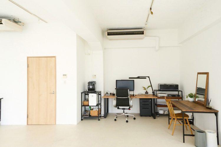 窓側からメイク台側