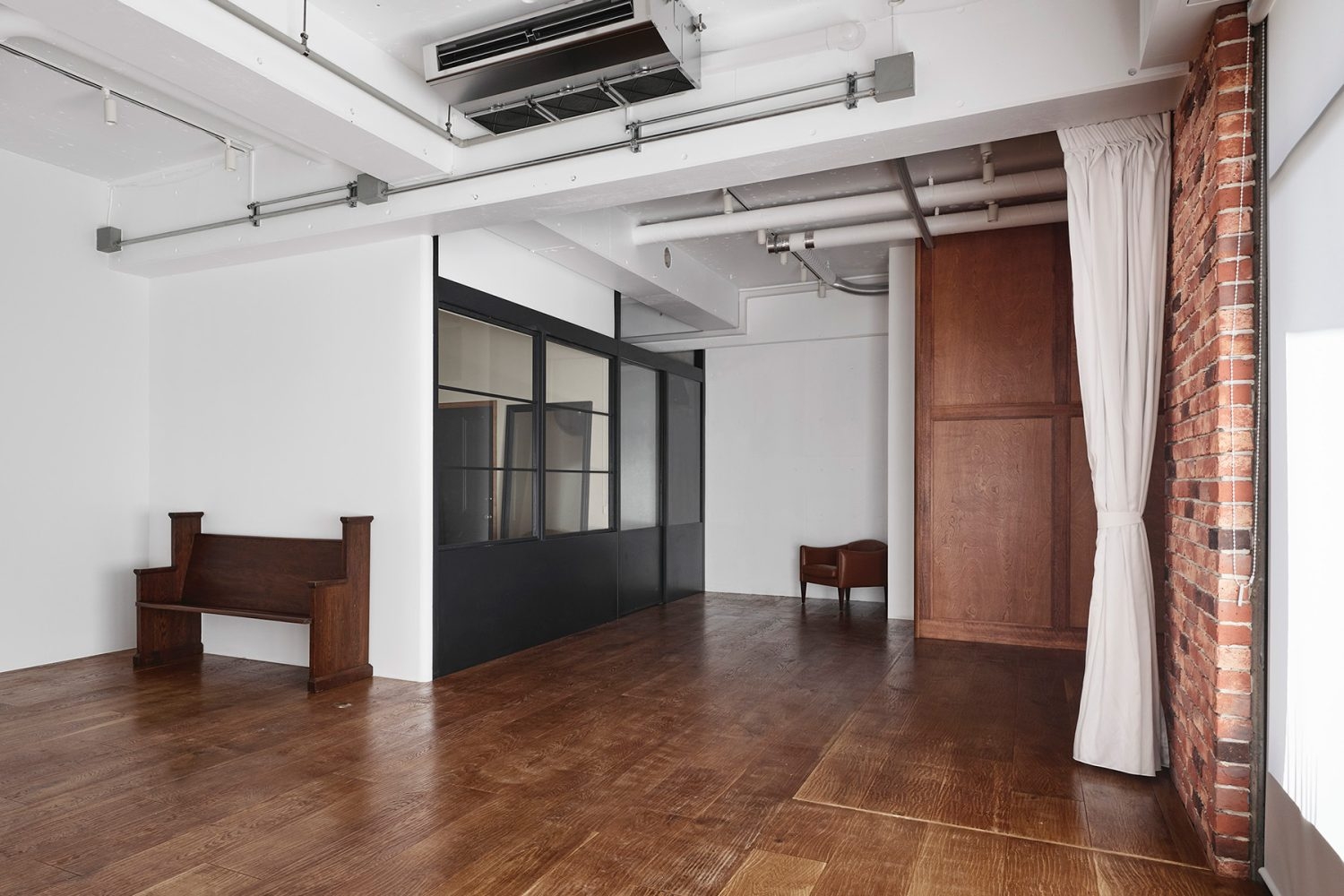 入口からメイクルーム側