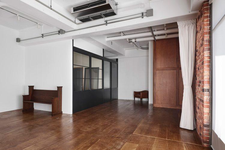 入口からメイクルーム側