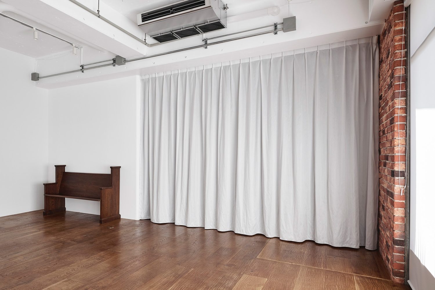 空間を仕切るカーテン